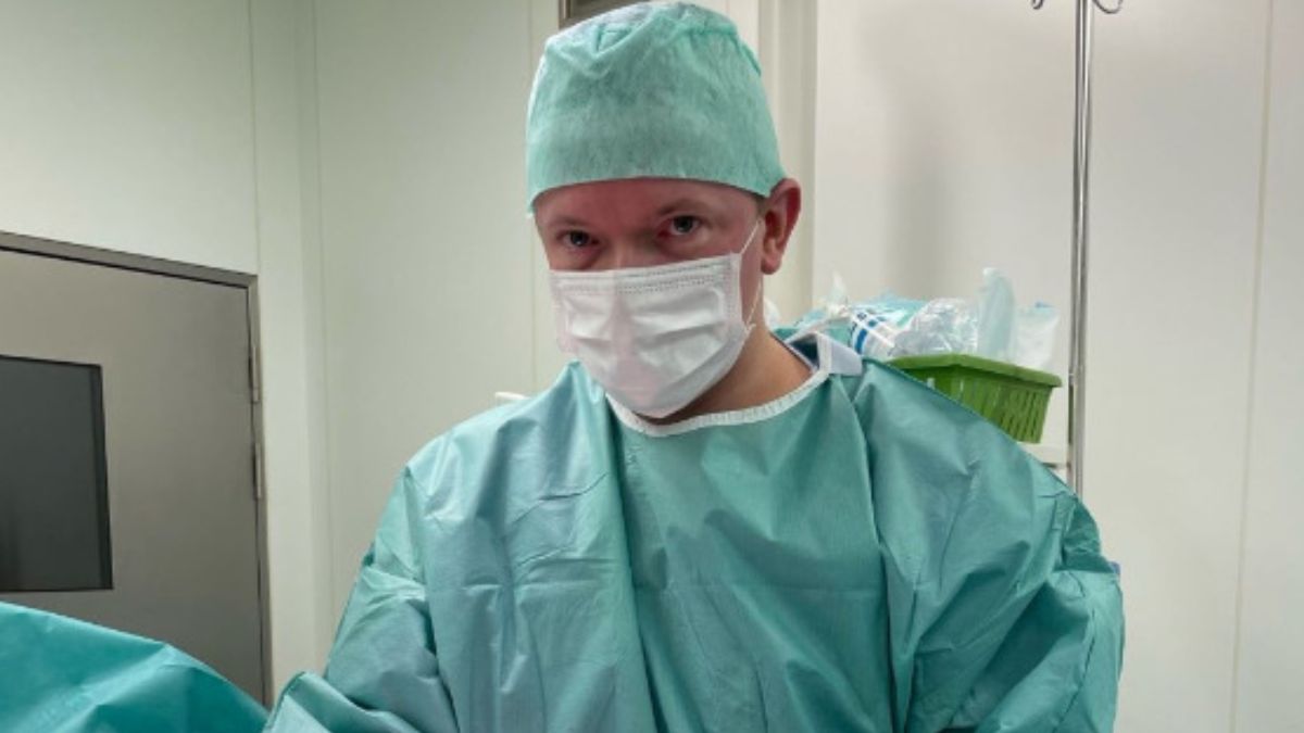  P a c j e n t k a   b y ł a   p r z e k o n a n a ,   ż e   p r z y t y ł a   z   p o w o d u   w i e k u .   O k a z a ł o   s i ę ,   ż e   n o s i ł a   w   c i e l e   1 5 - k i l o g r a m o w y   g u z 