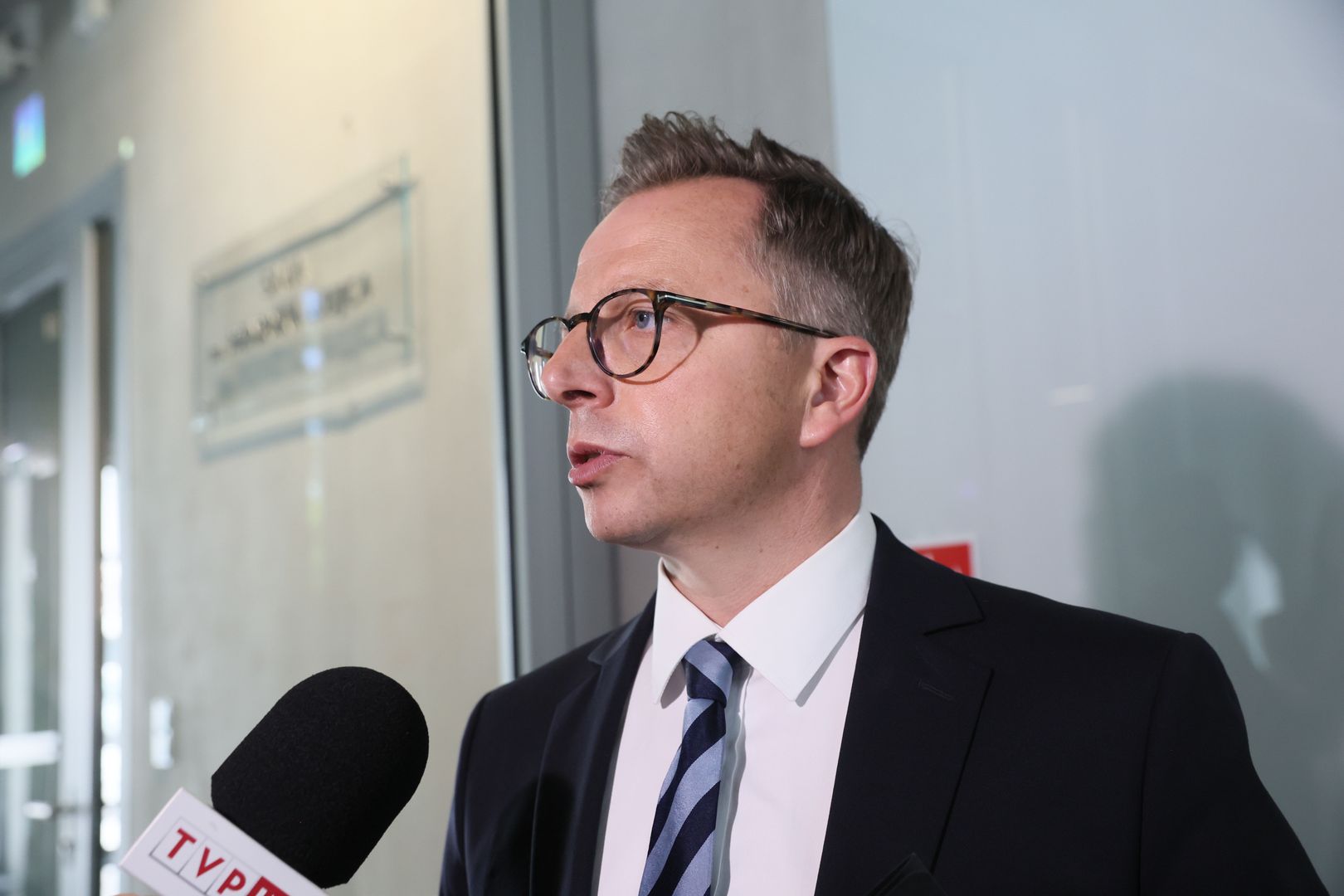 Warszawa, 15.05.2024. Przewodniczący komisji, poseł KO Dariusz Joński rozmawia z dziennikarzami, przed posiedzeniem sejmowej komisji śledczej do zbadania legalności, prawidłowości oraz celowości działań podjętych w celu przygotowania i przeprowadzenia wyborów Prezydenta Rzeczypospolitej Polskiej w 2020 r. w formie głosowania korespondencyjnego, 15 bm. w Sejmie w Warszawie. (mr) PAP/Leszek Szymański