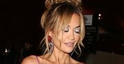 Rita Ora ŚWIECI GOLIZNĄ spod fioletowej firanki. Udana stylizacja? (ZDJĘCIA)