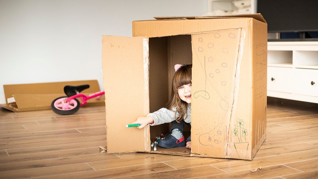 Domek z kartonu to świetna zabawa zarówno dla dziewczynek, jak i chłopców