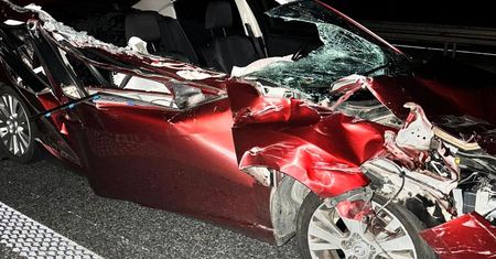 Kompletnie pijany uderzył w tira na autostradzie. Jest w rękach policji