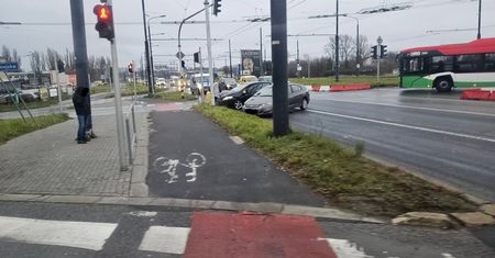 Zignorował czerwone światło i wjechał na skrzyżowaniu w taksówkę na aplikację [ZDJĘCIA]