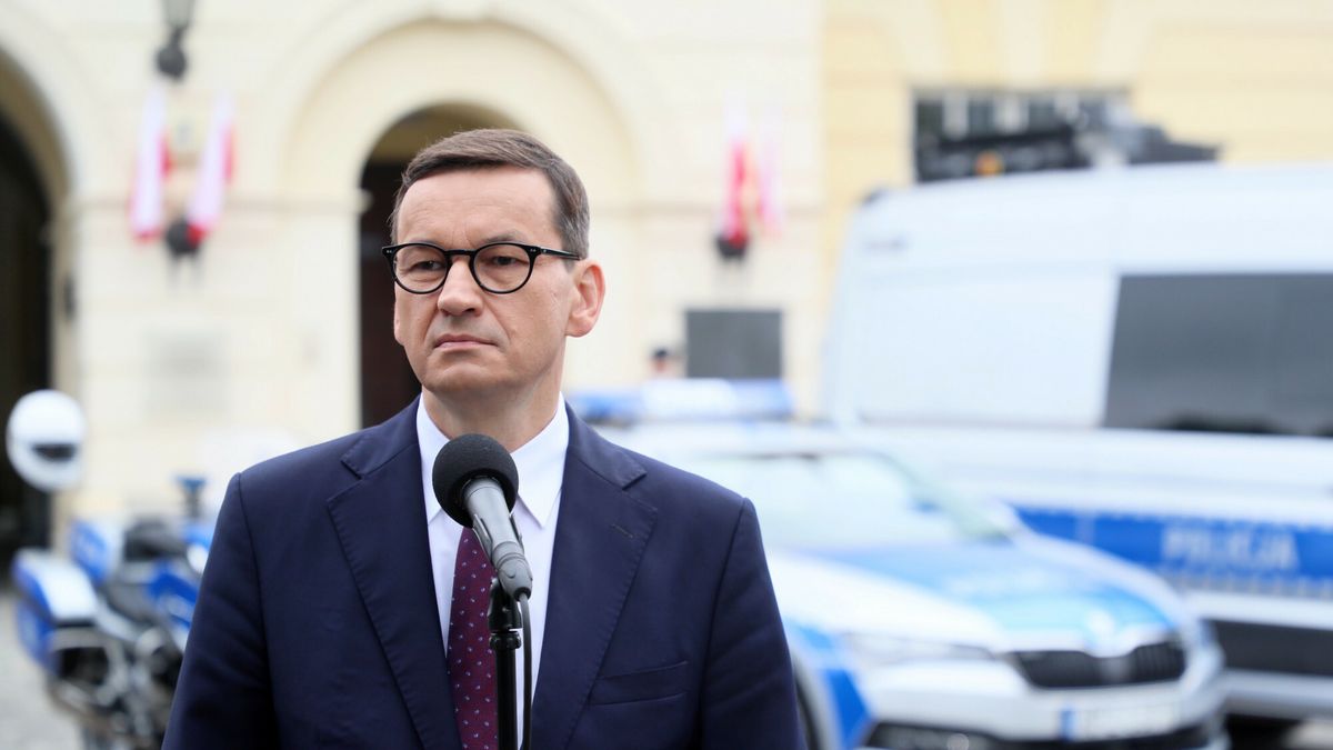 Premier Mateusz Morawiecki podczas konferencji prasowej.