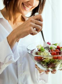 The obsession of eating healthy is a condition. How to recognize orthorexia and what complications does it produce