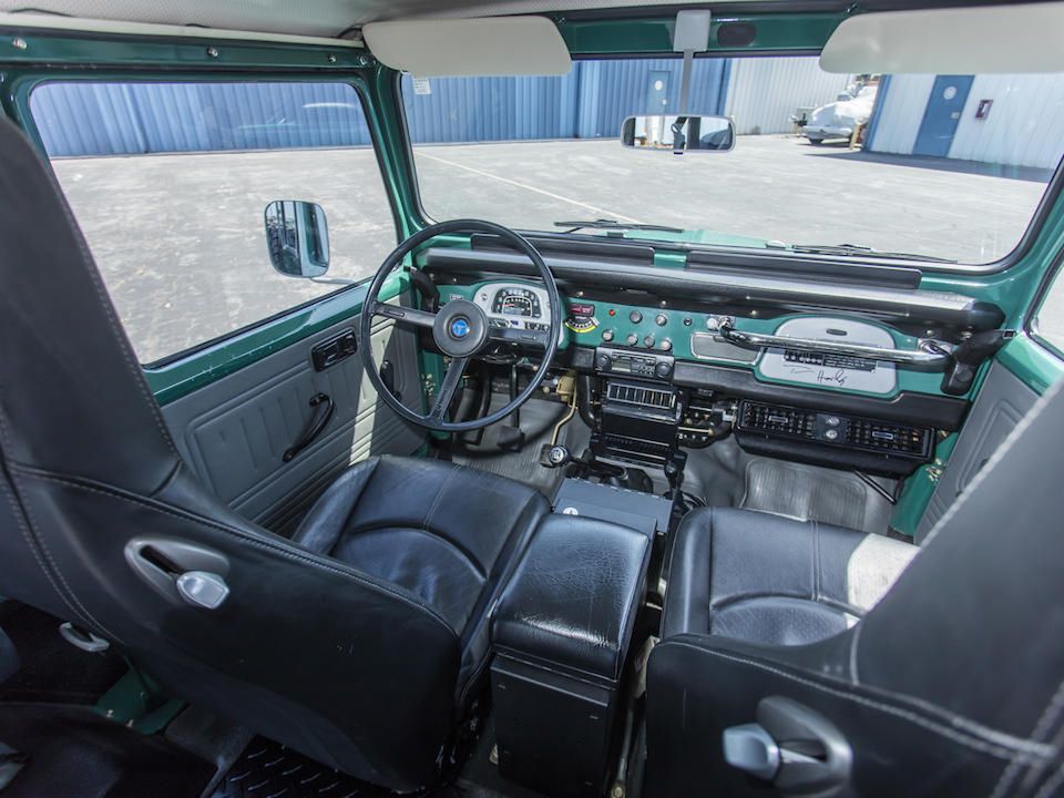 Wnętrze toyoty land cruiser Toma Hanksa