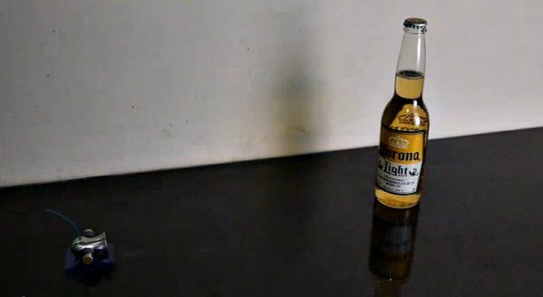 Nietypowy sposób na otwieranie butelki z piwem