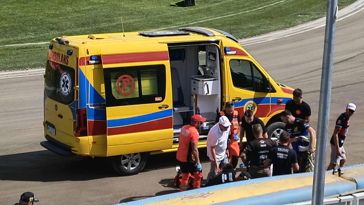 WP SportoweFakty / Na zdjęciu: karetka na torze żużlowym