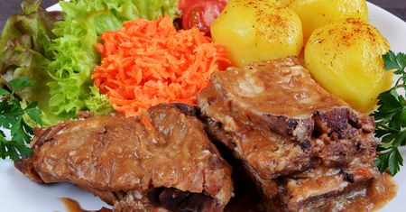Żeberka z figami. Tak przygotowane mięso wyjdzie niewiarygodnie miękkie
