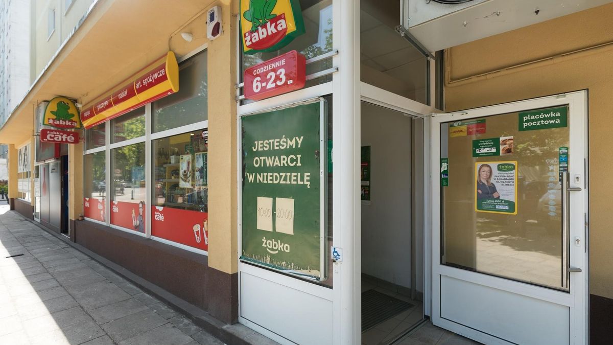 Poszczególne sklepy Żabki reklamują się hasłem, że są otwarte w niedziele