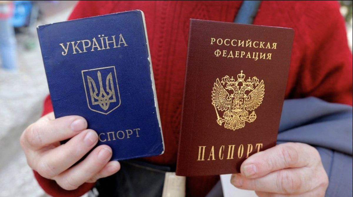 Ukraińcy z rosyjskim paszportem? "To próba zniewolenia". Na zdjęciu ukraiński i rosyjski paszport