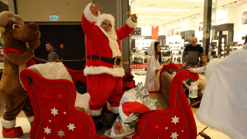 W mikołajki zaczyna się czas Mikołajów, będzie ich można spotkać w centrach handlowych.