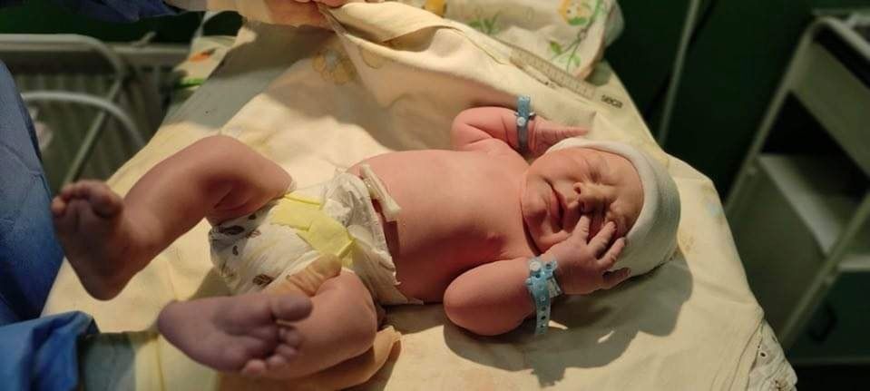 Pojawił się na świecie minutę po północy. Mały Leoś pierwszym Polakiem narodzonym w 2022 r.?
