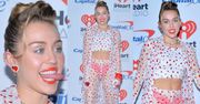 Miley Cyrus pokazuje majtki i język na ściance...