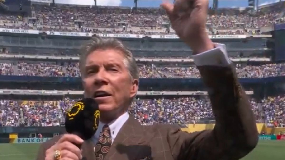 Twitter / DAZNFootball / Na zdjęciu: Michael Buffer