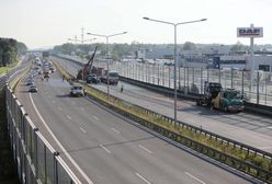 Mazowieckie. Utrudnienia na trasie S8. Tir przewożący stal przewrócił się na jezdni