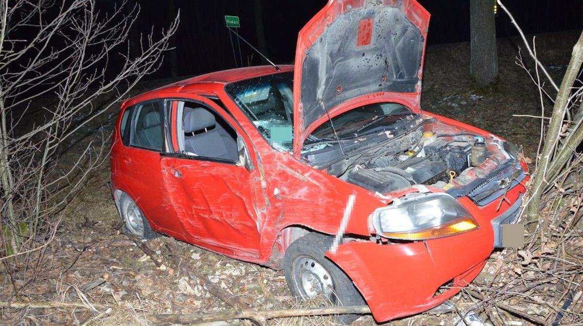 Stracił panowanie nad samochodem i uderzył w drzewo. Był pijany i poszukiwany