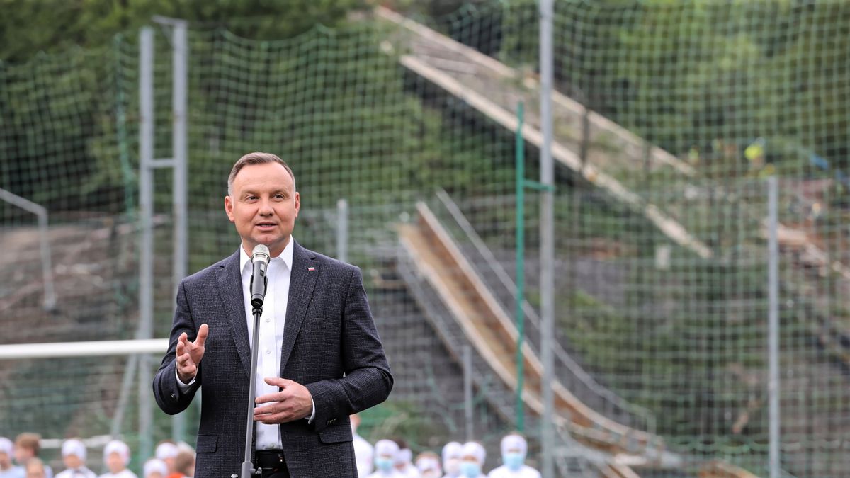 Zdjęcie okładkowe artykułu: PAP / Grzegorz Momot / Na zdjęciu: Prezydent RP Andrzej Duda podczas wizyty na boisku piłkarskim Plato na terenie Centralnego Ośrodka Sportowego w Zakopanem