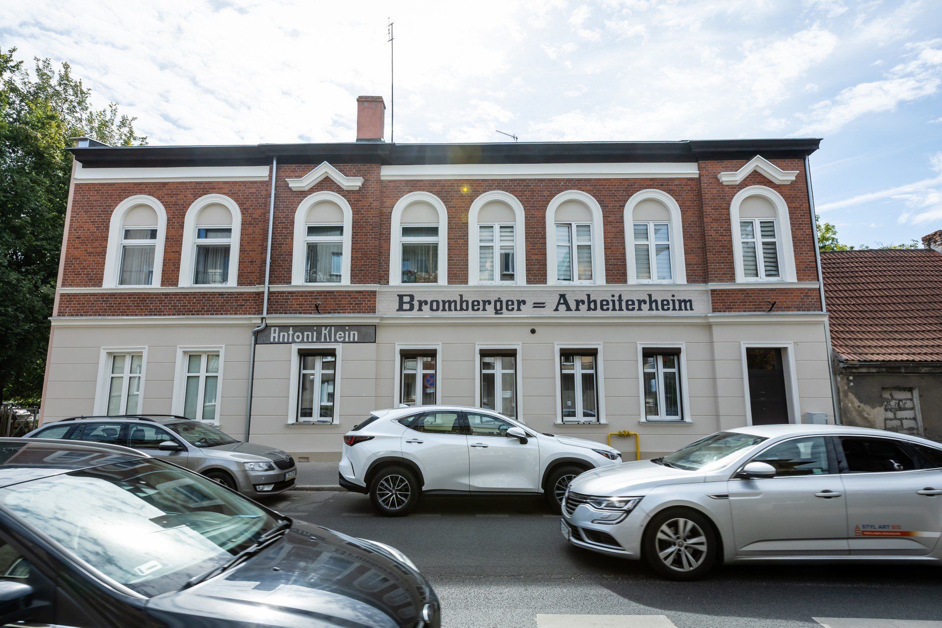 Kamienica przy ulicy Toruńskiej 66 ma ciekawą i długa historię. Pamiątką po czasach minionych są również napisy na elewacji, jednak w toku prac remontowych zamalowano część z nich