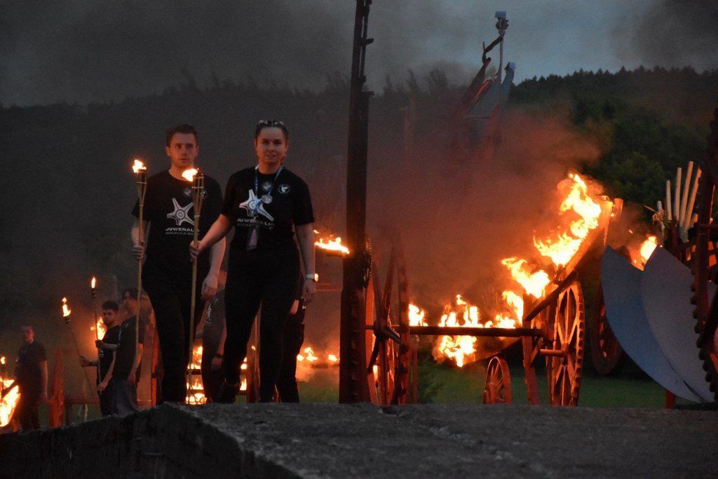 Drugi dzień Juwenaliów na Politechnice Koszalińskiej. Zapłonęły ptaki Hasiora