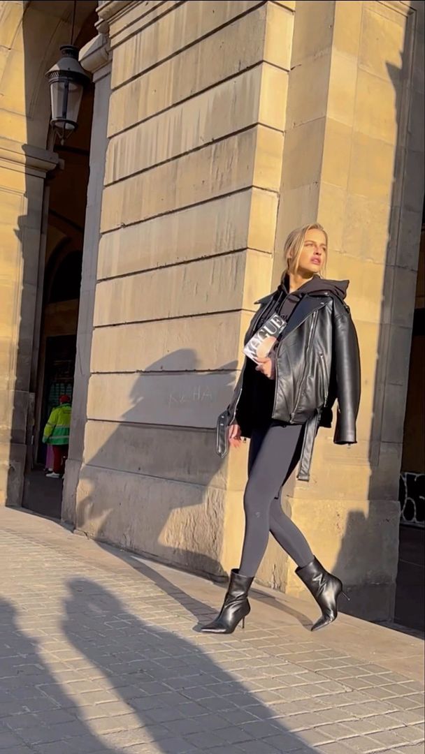 Karolina Pisarek w modnych botkach