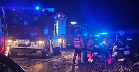 Tragedia na drodze. Samochód uderzył w drzewo