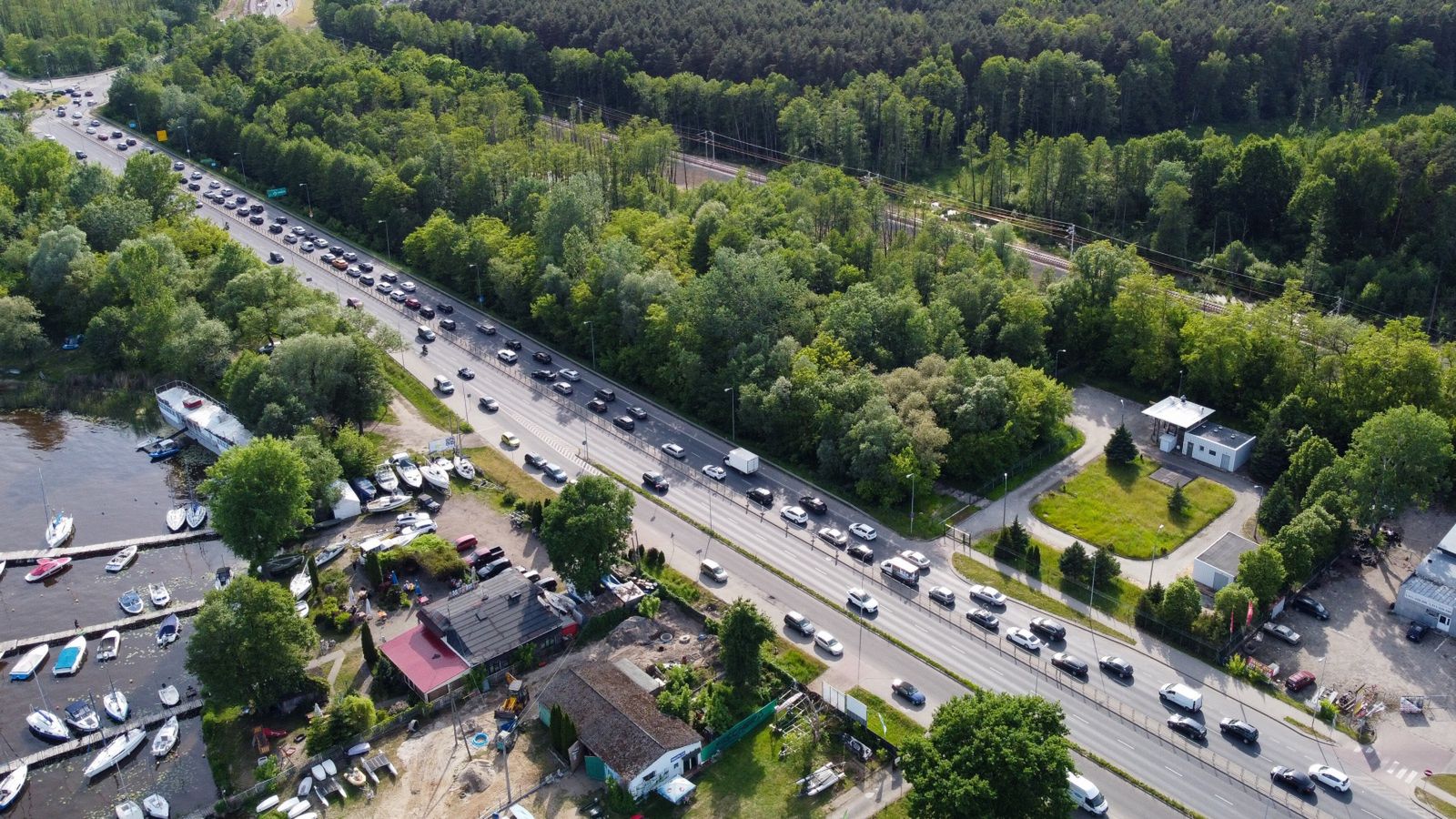 Trasa nad Zalew Zegrzyński korkuje się w sezonie nie tylko w weekendy