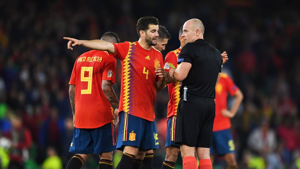 Zdjęcie okładkowe artykułu: Getty Images /  / Na zdjęciu: Szymon Marciniak i piłkarze reprezentacji Hiszpanii