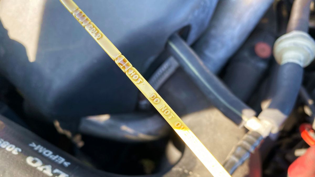 Wprawny mechanik spojrzy na bagnet automatu i szybko oceni, czy olej nadaje się do wymiany