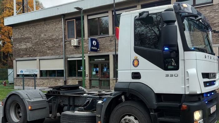 Policyjne iveco patroluje belgijskie drogi