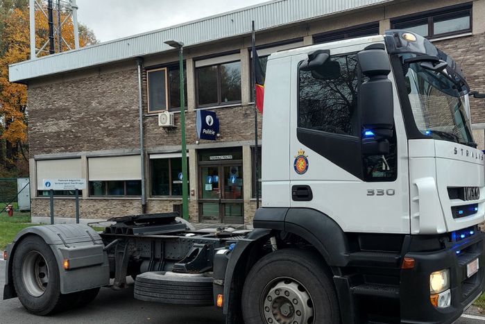 Policyjne iveco patroluje belgijskie drogi