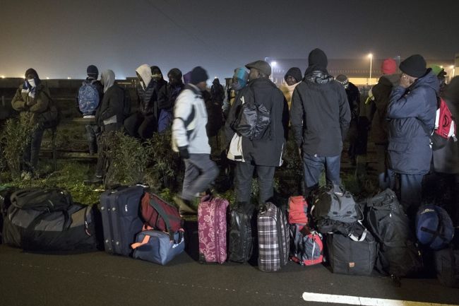 Rozpoczęła się ewakuacja obozu migrantów w Calais