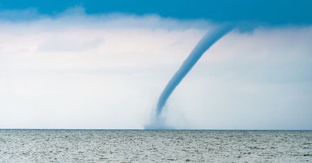 Trąba wodna na Bałtyku. W takich warunkach powstaje najlepiej