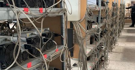 Nielegalna kopalnia kryptowalut. Podpięli się do sieci kolejowej
