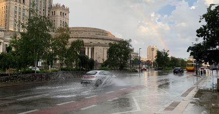 Burze, kałuże i silne opady deszczu. Podstawowe informacje i zasady zachowania się na drodze