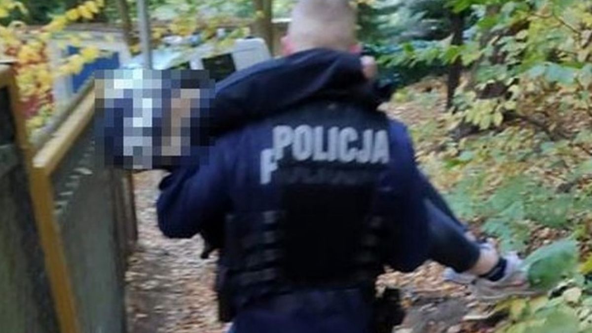 Policjanci znosili pijane nastolatki 