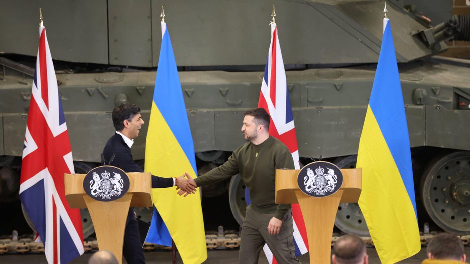Prezydent Ukrainy Zełenski i premier Wielkiej Brytanii Rishi Sunak w obozie wojskowym Lulworth w Dorset w Wielkiej Brytanii