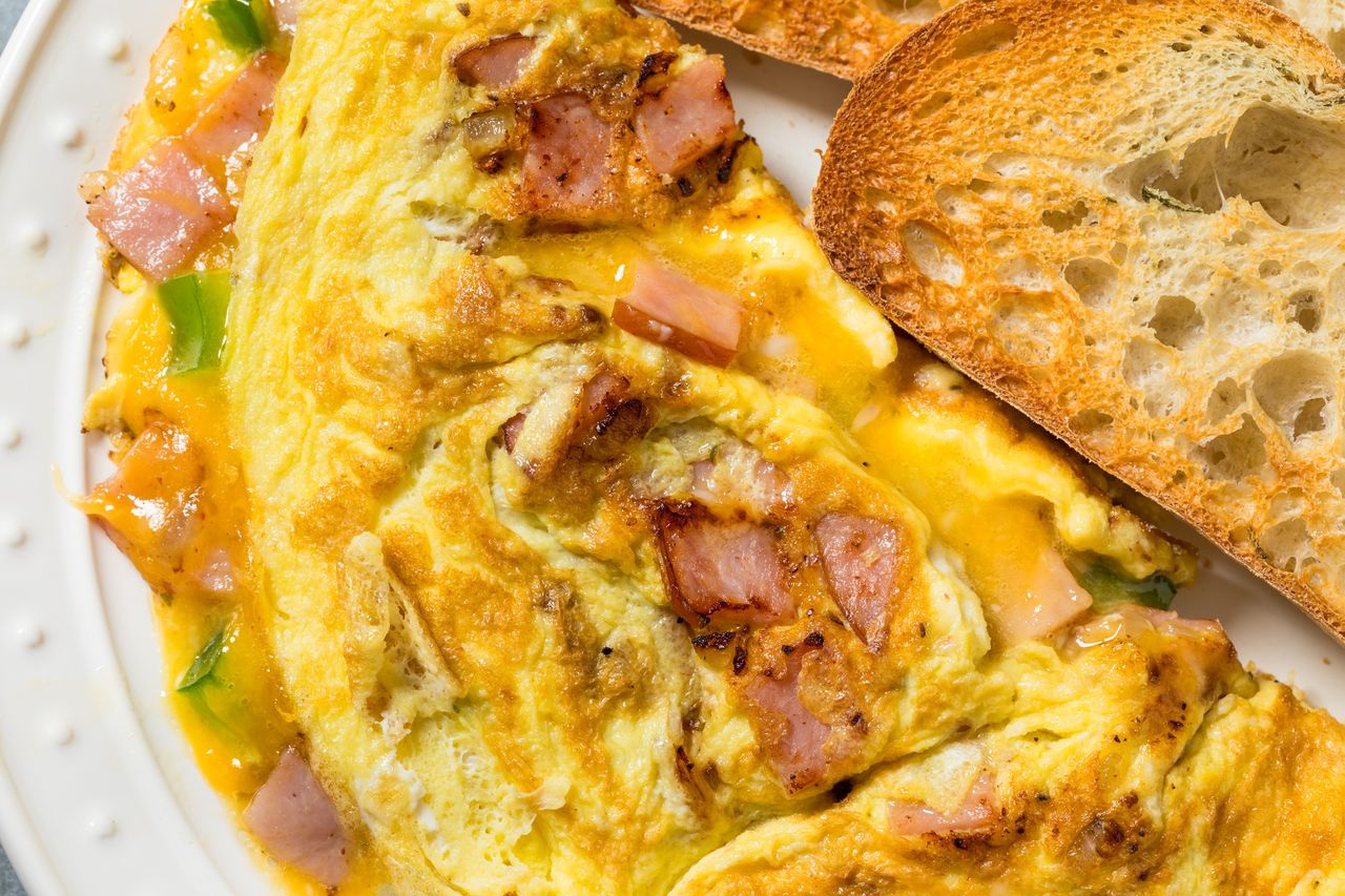 Na weekendowe śniadanie serwuję słynny amerykański omlet. Bije na głowę zwykłą jajecznicę