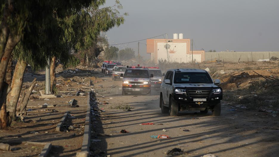 Palestinian ambulances cross with injured people from the northern Gaza Strip to the southern Gaza Strip along Salah Al Din road in the central Gaza Strip, 24 November 2023. After Israel and Hamas agreed to a four-day ceasefire, mediated by Qatar, the US, and Egypt, that came into effect at 05:00 AM GMT on 24 November, some Palestinians who were still in central Gaza moved towards the south while others already displaced in the south went back to the northern part to check on relatives they had left behind and on their homes to collect salvageable belongings. As part of the ceasefire, the agreement included that 50 Israeli hostages, women and children, are to be released by Hamas. 150 Palestinian women and children that were detained in Israeli prisons are to be released in exchange. More than 14,000 Palestinians and at least 1,200 Israelis have been killed, according to the Gaza Government media office and the Israel Defense Forces (IDF), since Hamas militants launched an attack against Israel from the Gaza Strip on 07 October, and the Israeli operations in Gaza and the West Bank which followed it. EPA/MOHAMMED SABER Dostawca: PAP/EPA.