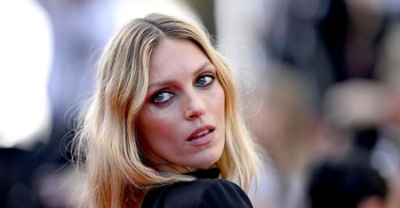 Zakryta książką Anja Rubik pozuje TOPLESS