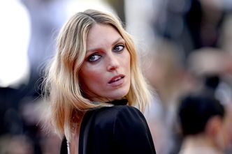 Zakryta książką Anja Rubik pozuje TOPLESS