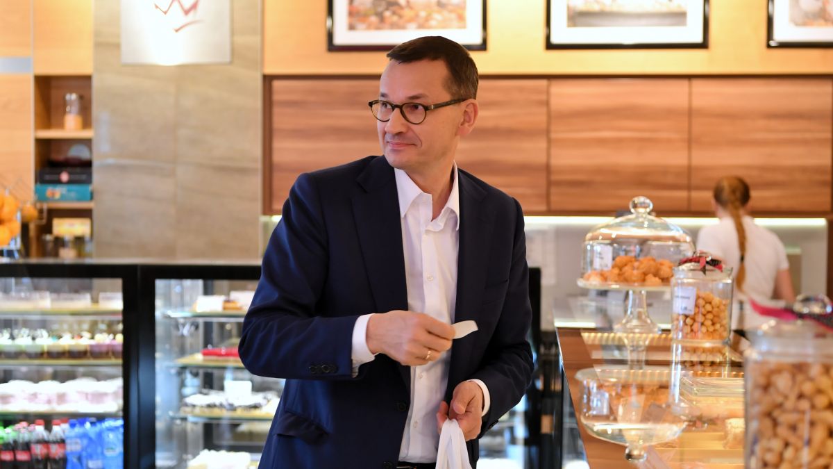 Premier Mateusz Morawiecki w katowickiej piekarni; zdj. archiwalne