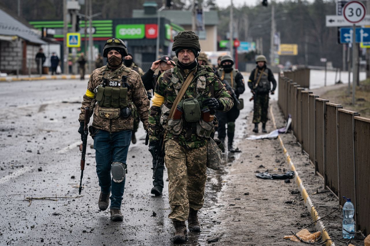 Ukraińscy żołnierze w mieści Irpień