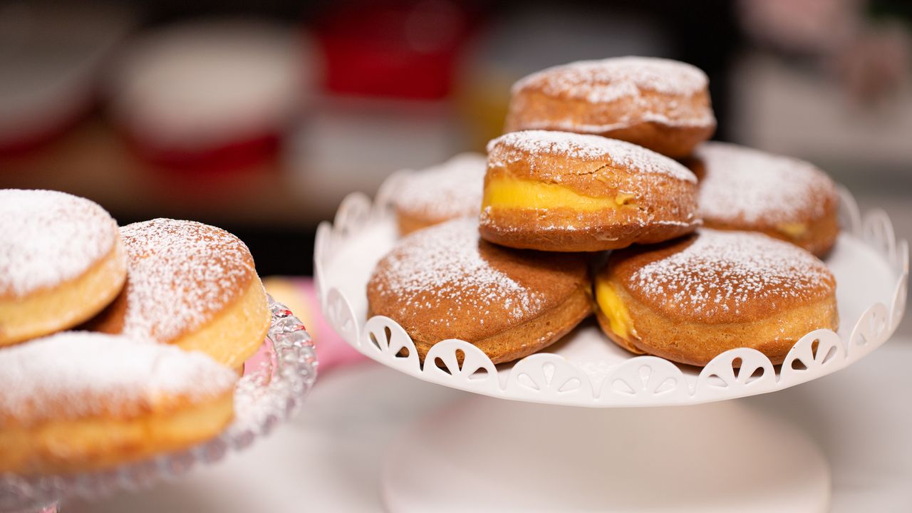 Pączki nie muszą ociekać tłuszczem. Przygotuj w ten sposób, a każdy z chęcią po nie sięgnie