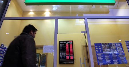 Dolar bardzo blisko 3 złotych. Co się dzieje?