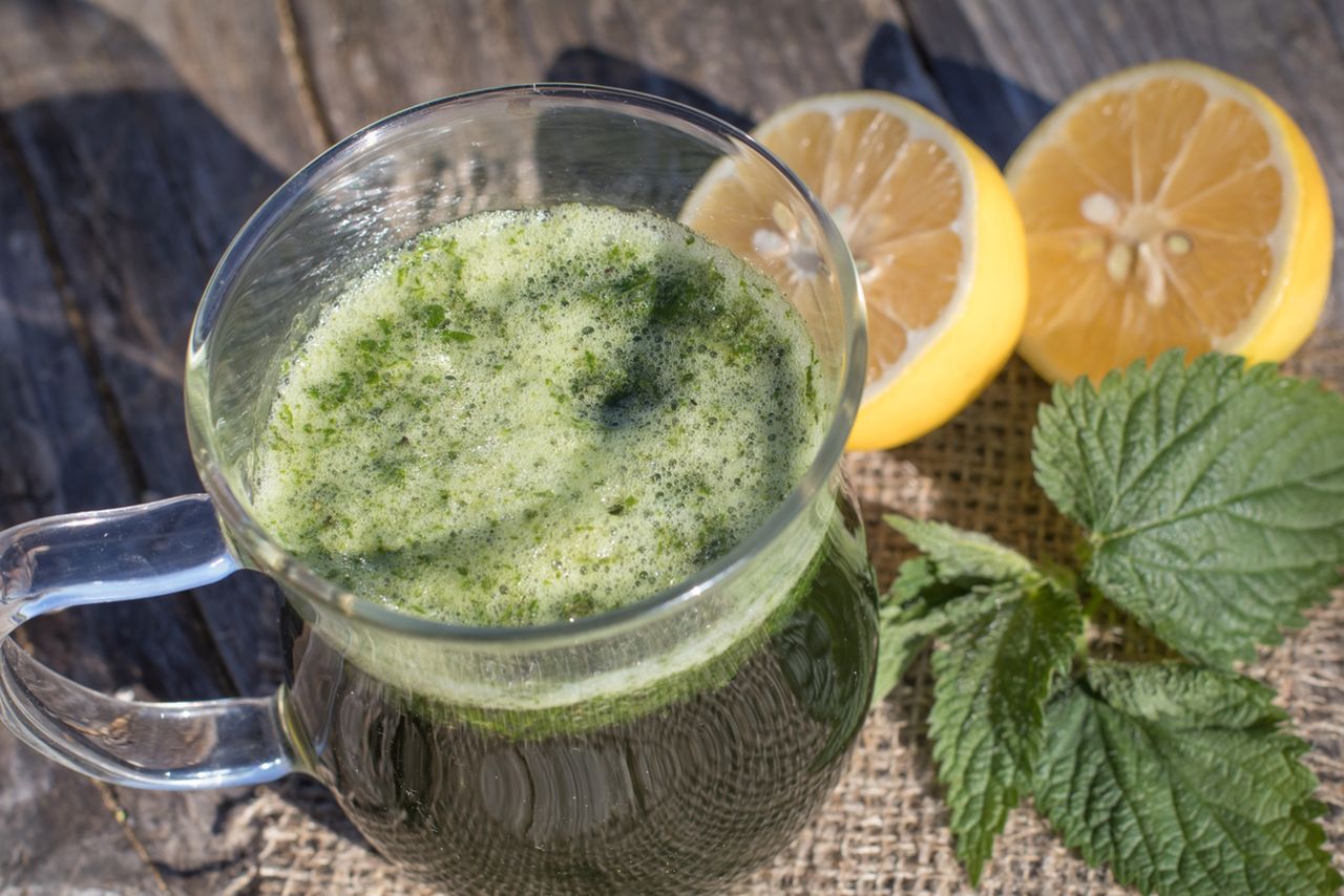 Sok z pokrzywy – właściwości, działanie, wpływ na skórę, paznokcie i włosy