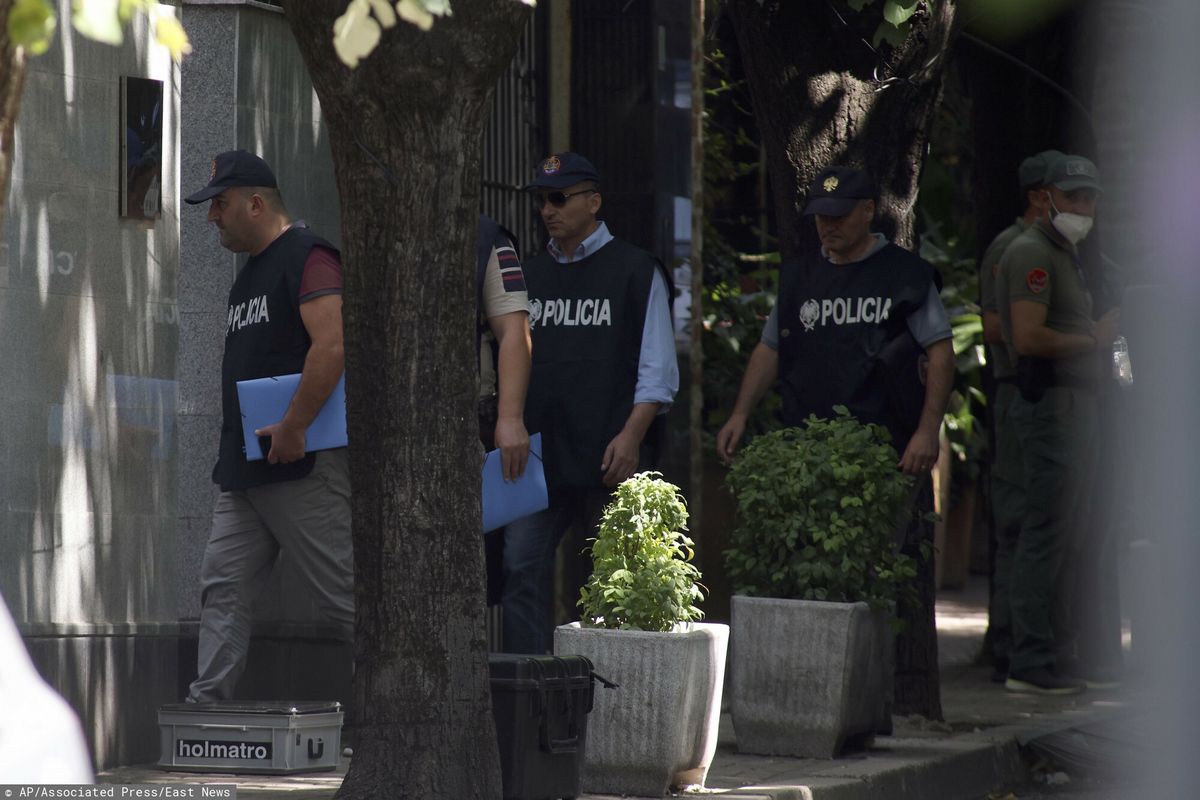 Policja wchodzi do Ambasady Iranu w Tiranie