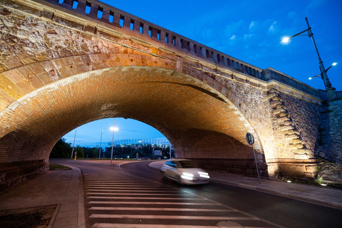 Warszawa. Ceglany wiadukt mostu Poniatowskiego jest podświetlony 