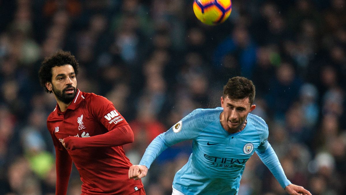 PAP/EPA / PETER POWELL / Na zdjęciu: Mohamed Salah (z lewej) i Aymeric Laporte (z prawej)