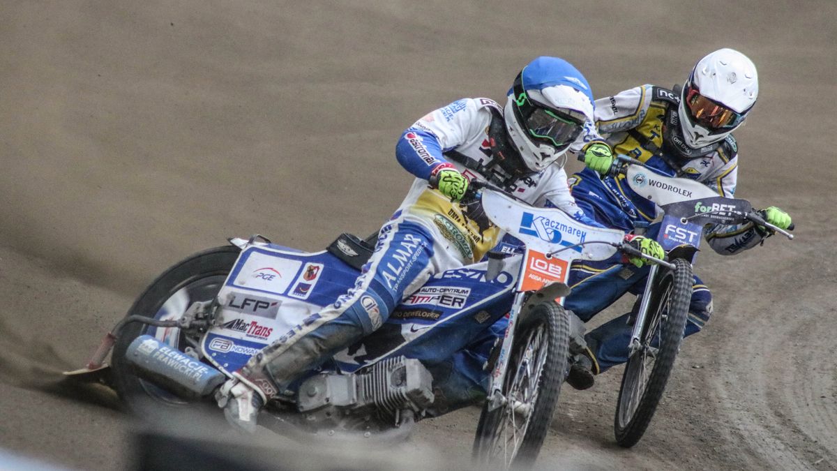 WP SportoweFakty / Julia Podlewska / Na zdjęciu: Szymon Szlauderbach (kask niebieski) w zawodach juniorskich