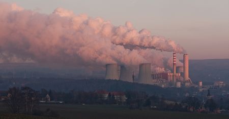 Dolnośląskie: Aktywiści Greenpeace weszli na komin Elektrowni Turów